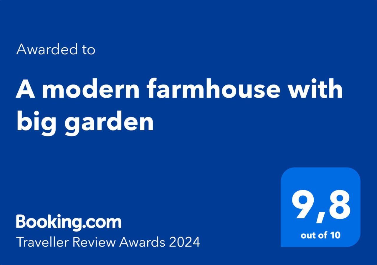 A Modern Farmhouse With Big Garden Trápeza Exterior foto